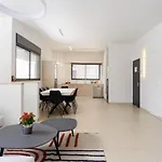 Elegant Duplex With Xl Patio By Feelhome